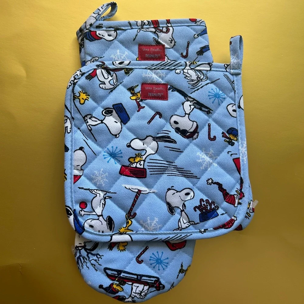NWOT! PEANUTS SNOOPY CHRISTMAS OVEN MITT AND POTHOLDER SET. - Picture 7 of 7